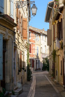 Arles (Bouches-du-Rhone, Provence-Alpes-Cote-d 'Azur): tipik bir eski sokak