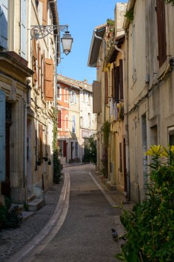 Arles (Bouches-du-Rhone, Provence-Alpes-Cote-d 'Azur): tipik bir eski sokak