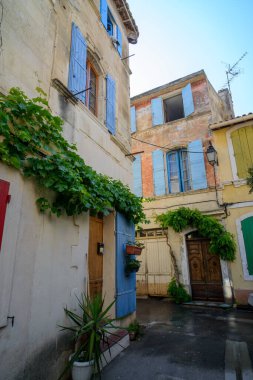 Arles (Bouches-du-Rhone, Provence-Alpes-Cote-d 'Azur): tipik bir eski sokak