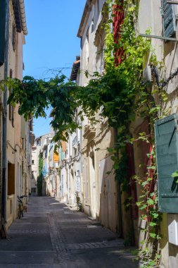 Arles (Bouches-du-Rhone, Provence-Alpes-Cote-d 'Azur): tipik bir eski sokak