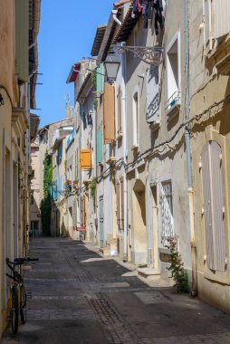Arles (Bouches-du-Rhone, Provence-Alpes-Cote-d 'Azur): tipik bir eski sokak