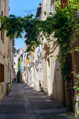 Arles (Bouches-du-Rhone, Provence-Alpes-Cote-d 'Azur): tipik bir eski sokak