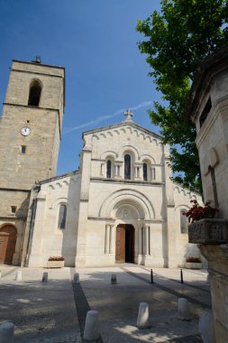 Fabregues (Hérault, Languedoc-Roussillon, Fransa), Montpellier yakınındaki tarihi köy: kilise ve Çeşmesi