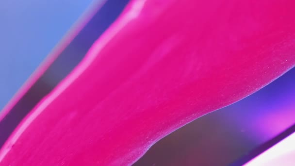 流れの背景を明るくする グラマーラッカー ネイルポーランド語 明るいピンクの抽象的な滑らかな質の光沢のある液体は化粧品の広告の光沢のある表面で広がりました — ストック動画