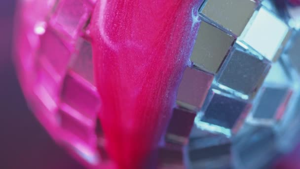 夜总会的背景 墨水流 Glamour迪斯科派对闪闪发光的粉色光泽液体涂料涂在闪闪发光的装饰镜面球上 — 图库视频影像