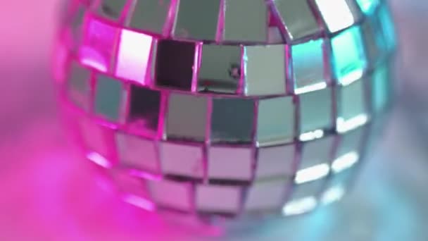 디스코 대기권에 분홍색 빛에서 회전시키는 레트로 클럽은 — 비디오