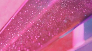 Bokeh ışıkları. Cazibe parıltısı. Odaklanmamış soyut parlayan parlak pembe çizgili ışıltı benekli desen arkaplanı.