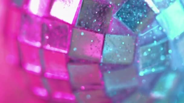 镜像闪闪发光的背景 迪斯科风格 在霓虹灯下闪耀的液体洒在分散焦点的华丽派对俱乐部庆祝银球上 — 图库视频影像