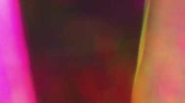 Bokeh ışıkları. Soyut odaklanmış parlaklık. Parti aydınlatması. Renkli ışınlar, cam prizma kırılma efekti arka planında yanardöner festival noktaları.