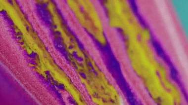 Parlak mürekkep suyu. Boya dökülmüş. Akrilik karışımı. Pembe mavi mor renk. Parlak metalik doku. Odaklanmamış sanat soyut arka planında sıvı akışı..