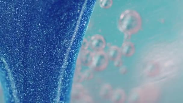 Gotejamento Fluidos Brilhantes Fluxo Tinta Cor Azul Brilhante Espumante Partículas — Vídeo de Stock