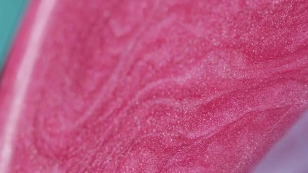 Glitzernde Flüssigkeit Farbfluss Emaille Tropft Defokussiert Glänzend Schimmernd Rosa Farbe — Stockvideo