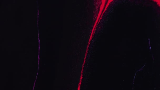 注ぐペイント グリッターインク流出 フッ素ミックス ダークブラックアート抽象的なグラウンジの背景にフローモーションを広げる赤い青色の染料染料 — ストック動画