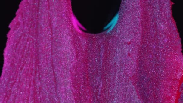 闪烁的油墨质感 涂料倒 脱色霓虹灯紫色粉红液体滴漏流揭示黑暗黑色艺术抽象复制空间背景上的运动 — 图库视频影像