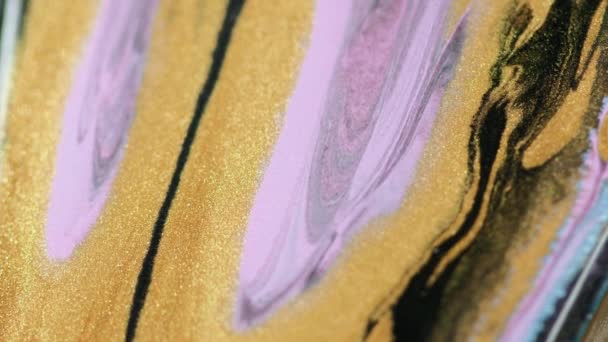 流体艺术 闪闪发光的油漆流 金黄色的紫罗兰色闪烁着湿湿的金属油墨在分散的抽象背景上的涡旋 — 图库视频影像