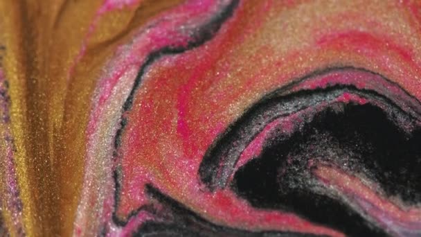 流動的なアート グリッターペイントフロー ゴールデンブラックピンク色のスパークリングウェットメタリックインクブレンドスワールド — ストック動画