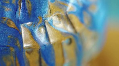 Parlak mürekkep dokusu. Sıvı akışı. Odaklanmamış mavi altın rengi gradyan boya karışımı dalga hareketi sanatı soyut serbest alan arkaplanı.