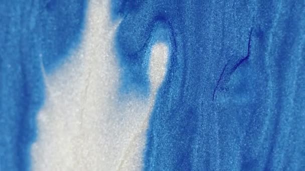 Woda Tuszem Wyciek Farby Mieszanka Akrylowa Niebieski Biały Kolor Błyszczący — Wideo stockowe