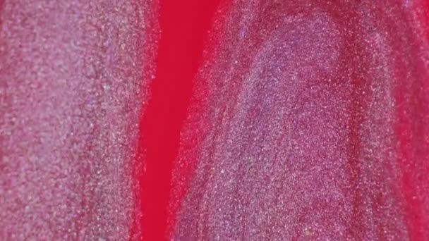 闪烁的墨水 闪闪发光的液体质感 浅红色泽闪烁着金属油漆溢水混合流在分散的抽象背景上的运动 — 图库视频影像
