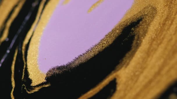 闪烁的墨水 闪闪发光的液体质感 在分散的抽象背景上 金黄色的紫罗兰色闪烁着金属油漆水的混合流 — 图库视频影像
