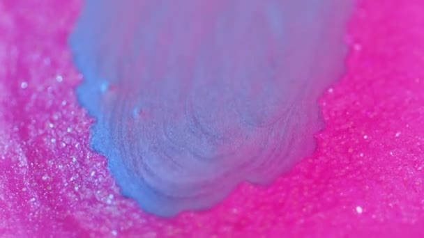 カラーインクの背景 シャイミングブレンド お風呂に入った 催眠運動でピンクの紫色の明るい光沢のある化粧塩に広がる紫色の青い波 — ストック動画