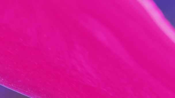 グリッターフローの背景 磨くポーランド語 ラッカーテクスチャー 流行色 装飾的な化粧品の広告で表面に広がるピンクの滑らかな光沢のある流体 — ストック動画