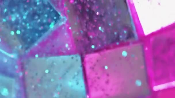 ミラーグリッターの背景 ディスコ シャイン 豪華なパーティー 明るいピンク色のライトの明るいナイトクラブの現代装飾的なガラスの正方形で広がる輝く流体 — ストック動画