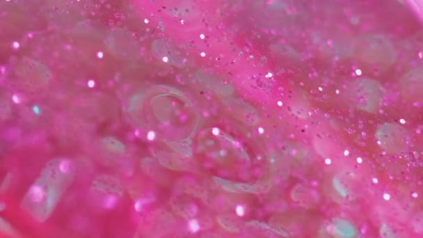 グリッターフローの背景 マジック液体 抽象的な鮮やかな芸術で変化する色を広めるボケの丸い斑点が付いているピンクの緑の光沢のある光沢のある水 — ストック動画