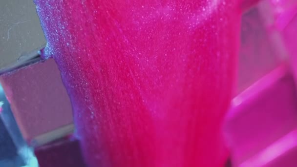 夜总会的背景 油漆流 时尚迪斯科风格 晶莹光滑的粉色闪烁着液体的油墨散布在银玻璃派对镜面球正方形上 — 图库视频影像