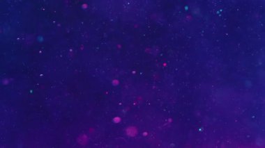 Bokeh ışıkları. Soyut odaklanmış parlaklık. Su altı ışıltısı. Bulanık, yuvarlak, ışıldayan parçacıklar hipnotik arka plan sanatında koyu mavi su derinliğinde yüzüyorlar..