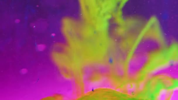 Verf Water Achtergrond Een Inktdruppel Kleurspetters Heldere Gele Damp Effect — Stockvideo