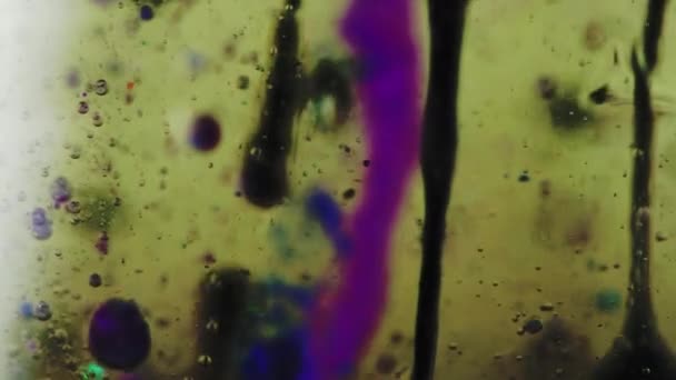 ジェル バブル インクドロップ ゼリーフードテクスチャ 不分割された緑の黒い紫色のぬれたオイルのペンキの浮遊動きの芸術の抽象的な背景 — ストック動画