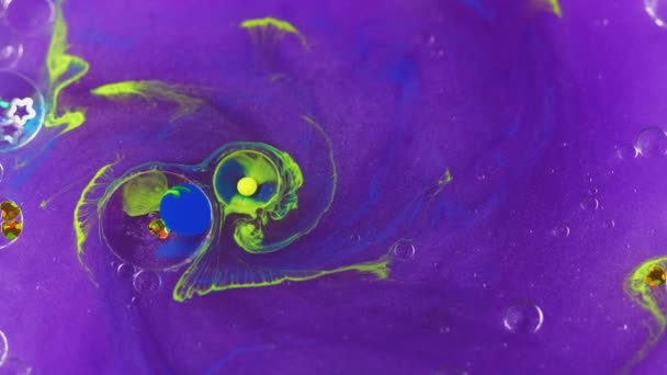 Fondo Abstracto Mezcla Pintura Burbujas Agua Aceite Colorida Gota Azul — Vídeos de Stock