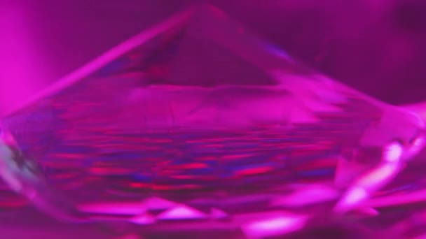 リフレクションバックグラウンド イリジエントな輝き クリスタル シャイン ネオンカラフルなライトビーム反射スピニング抽象ダイヤモンドプリズム — ストック動画