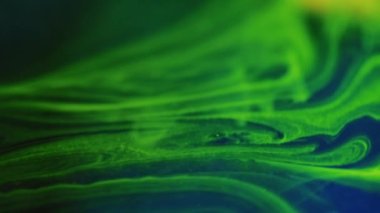 Neon sisi. Su dalgalarını boya. Odaklanamayan parlak yeşil renkli simli duman dokusu karışık akış hareketi soyut sanat arkaplanı.
