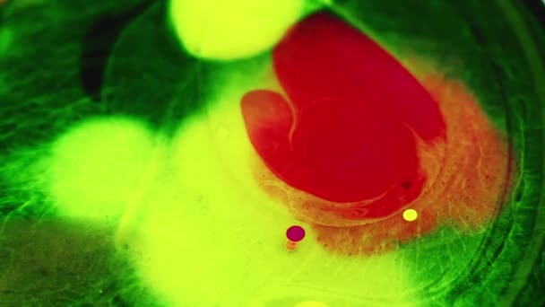 油漆和水混在一起 墨水泡 鲜活的黄色 绿色油液混合液滴纹波运动艺术抽象背景 — 图库视频影像