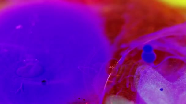 闪闪发光的气泡 霓虹雾 油漆水 浅蓝色深紫色渐变烟熏质感涡旋油墨滴浮雕艺术抽象背景 — 图库视频影像