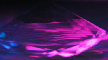 Işık yansıma arkaplanı. Prizma yüzeyi. Elmas kırılması. Çok renkli canlı mor mavi parlak parlak bulanık parlak parlak göz alıcı soyut sanat harikası.