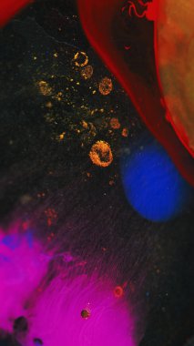 Mürekkep damlası. Yağ kabarcıkları. Odaklanmamış kırmızı mavi morumsu pembe renkli simli parçacıklar şeffaf boya damlası koyu siyah sanat soyut arka planda yüzüyor..