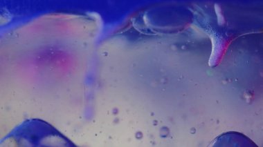 Köpük sıvısı. Suda yağ. Boya damlası. Mavi pembe, şeffaf, ıslak, jel, hava dairesi, hareket, dekoratif, soyut arka plan..