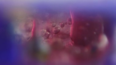 Köpük sıvısı. Yağ dokusu. Mürekkep damlası. Odaklanmamış neon mavisi pembe siyah, ıslak jel boya yüzen hareket sanatı soyut arka plan.