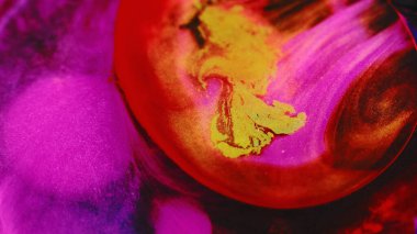 Parıldayan kabarcıklar. Renk sisi. Suyu boya. Odaklanmamış parlak mor kırmızı parçacıklar siyah sanat soyut arka planında yüzen yuvarlak yuvarlak mürekkep küresi..