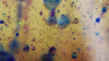 Köpük sıvısı. Yağ dokusu. Mürekkep damlası. Odaklanamayan sarı mavi renk şeffaf parlak jel boya oksijen yüzen hareket sanatı soyut arkaplan.