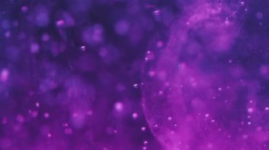 Soyut arkaplan. Yüzen kabarcıklar. Suyun altında. Deniz doğasında bulanık bokeh ışık noktalarıyla dolu mor renkli oksijen akışı sanatı..