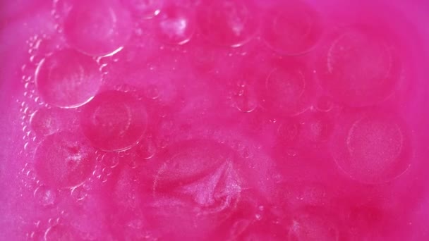 抽象的な背景 バブル液体 オリーの表面 クリエイティブな魅惑的な芸術のネオンピンクの輝く輝く水に広がる透明なドロップサークル — ストック動画