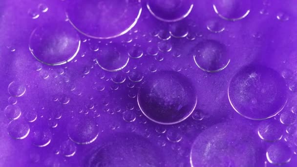 抽象的な背景 バブル液体 オリーの表面 透明なドロップサークルは 創造的な魅惑的な芸術で輝く輝く水に広がっています — ストック動画