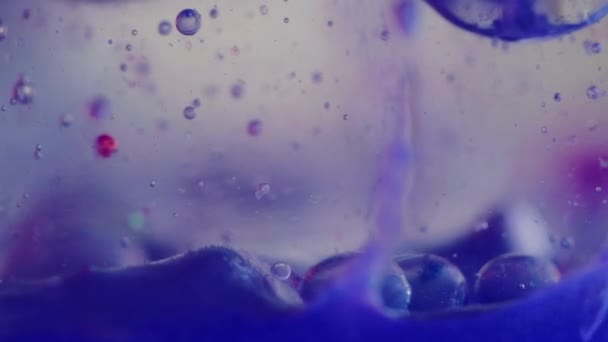 Bubbelvloeistof Oliestructuur Waterdruppel Verven Blauw Roze Kleur Transparant Natte Gel — Stockvideo
