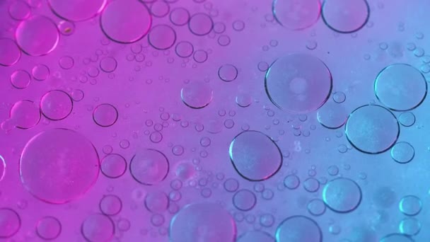 Abstrakter Hintergrund Wasser Blasenstruktur Runde Flecken Auf Neonviolett Schimmernden Partikeln — Stockvideo