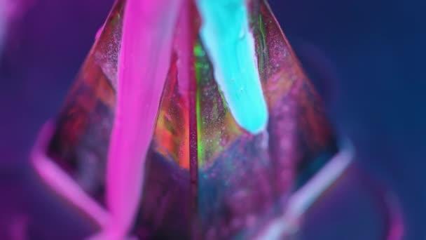 페인트 반짝이 매니큐어 예술에 형광성 다채로운 피라미드에 퍼지는 분홍색 빛나는 — 비디오
