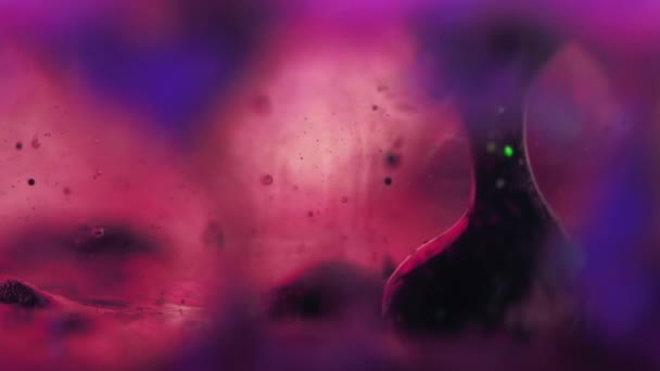 Kapka Želé Olejové Bubliny Inkoustová Voda Rozostřené Fluorescenční Fialová Růžová — Stock video